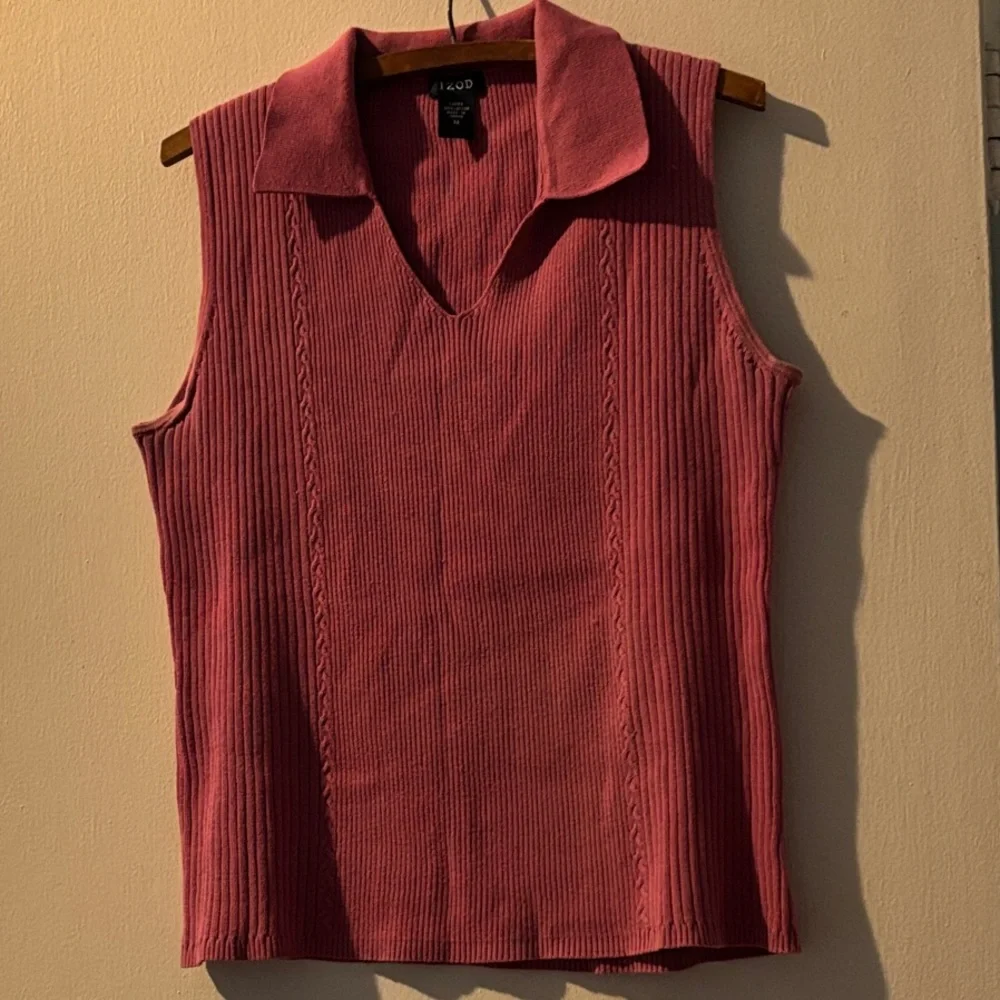 ⚫️Izod Pink/Coral Sleeveless Ribbed Top V- Neck With Collar, Size M